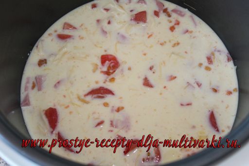 Омлет с колбасой, сыром и помидорами в мультиварке