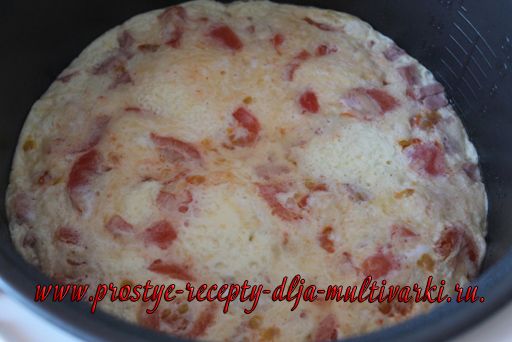 Омлет с колбасой, сыром и помидорами в мультиварке
