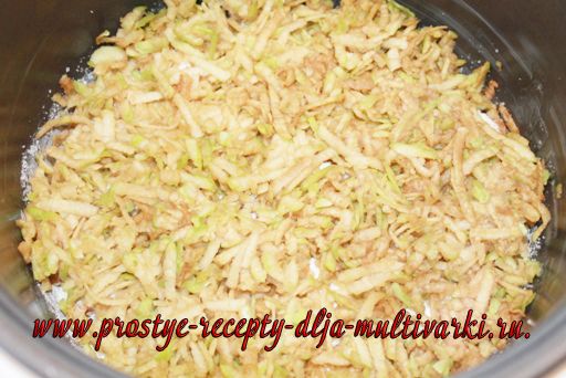 Насыпной яблочный пирог в мультиварке