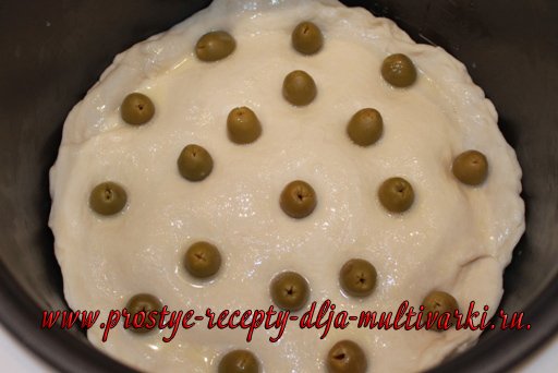 Дрожжевой пирог с сыром и оливками в мультиварке