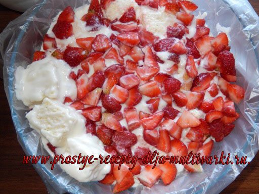 Торт со сметанным кремом с ягодами и фруктами