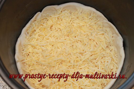Дрожжевой пирог с сыром и оливками в мультиварке