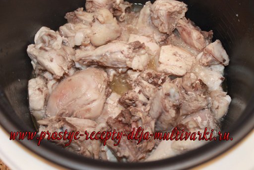 курица с шампиньонами в сливках в мультиварке. IMG 8325 %D0%BA%D0%BE%D0%BF%D0%B8%D1%8F. курица с шампиньонами в сливках в мультиварке фото. курица с шампиньонами в сливках в мультиварке-IMG 8325 %D0%BA%D0%BE%D0%BF%D0%B8%D1%8F. картинка курица с шампиньонами в сливках в мультиварке. картинка IMG 8325 %D0%BA%D0%BE%D0%BF%D0%B8%D1%8F. Вообще, такое блюдо можно отнести к низкокалорийным, так как в составе всего 155,2 килокалория на 100 грамм. Этот показатель находится на уровне чуть ниже среднего значения. Поэтому, если вы сидите на диете, то это блюдо можно спокойно употреблять в пищу. К тому же такое блюдо весьма полезно для организма человека, так как имеет в своем составе: