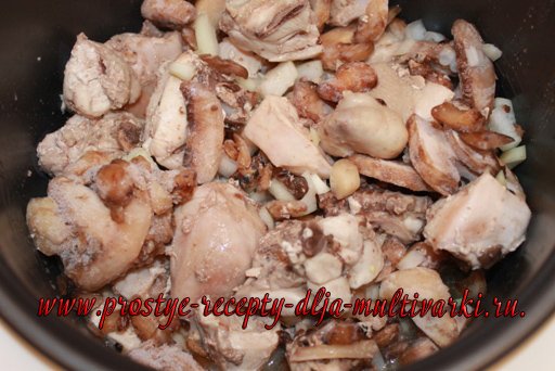 курица с шампиньонами в сливках в мультиварке. IMG 8326 %D0%BA%D0%BE%D0%BF%D0%B8%D1%8F. курица с шампиньонами в сливках в мультиварке фото. курица с шампиньонами в сливках в мультиварке-IMG 8326 %D0%BA%D0%BE%D0%BF%D0%B8%D1%8F. картинка курица с шампиньонами в сливках в мультиварке. картинка IMG 8326 %D0%BA%D0%BE%D0%BF%D0%B8%D1%8F. Вообще, такое блюдо можно отнести к низкокалорийным, так как в составе всего 155,2 килокалория на 100 грамм. Этот показатель находится на уровне чуть ниже среднего значения. Поэтому, если вы сидите на диете, то это блюдо можно спокойно употреблять в пищу. К тому же такое блюдо весьма полезно для организма человека, так как имеет в своем составе: