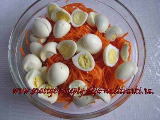 Салат с перепелиными яйцами и грудинкой