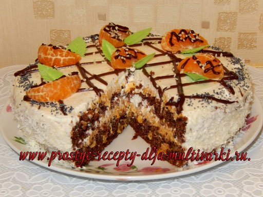 Шоколадный торт с курагой и сливками