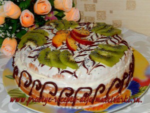Торт с ананасами и ягодами